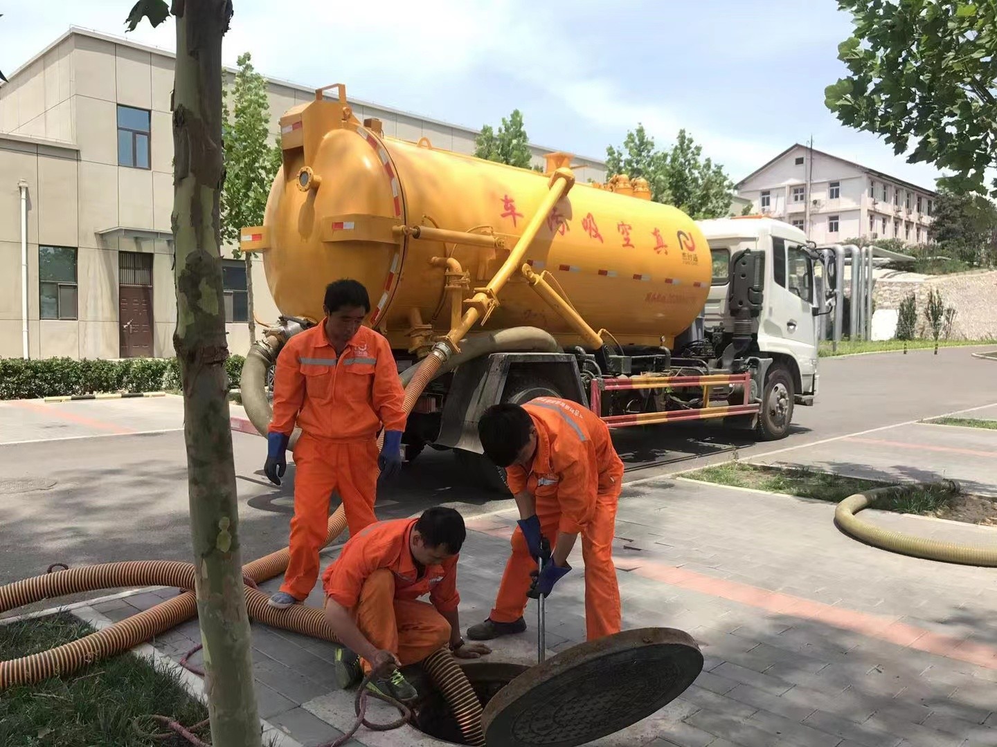 梁子湖管道疏通车停在窨井附近