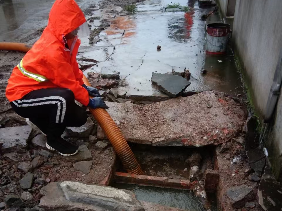 梁子湖专业清理污水池 炜誉市政以规范流程守护城市 “肠道”